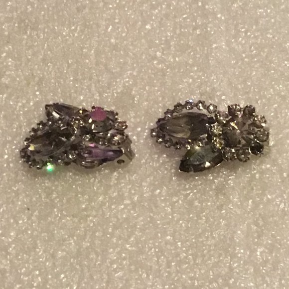 Vintage pair of Weiss rhinestone clip on earrings - Picture 6 of 8
